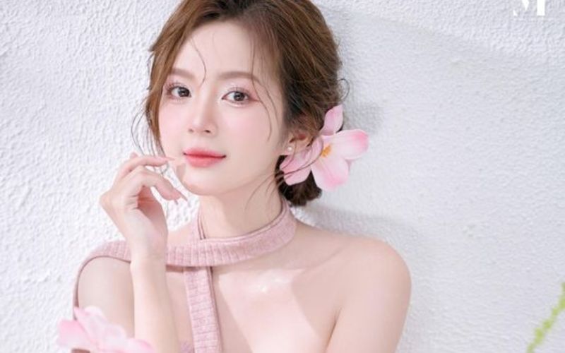 Cách tạo dáng tay chạm mặt