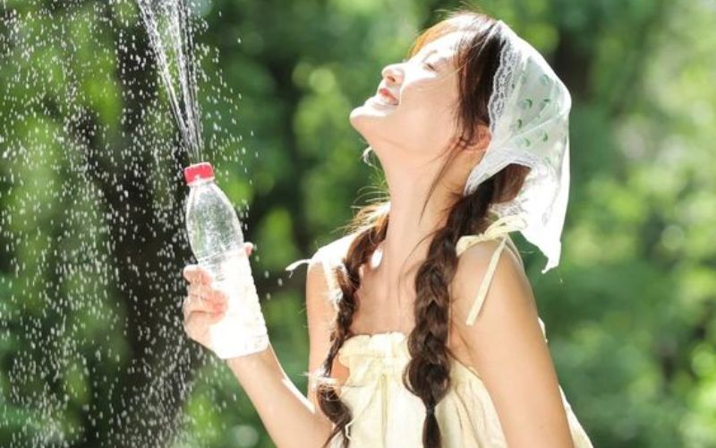 Dáng chụp với khoảnh khắc nghịch nước