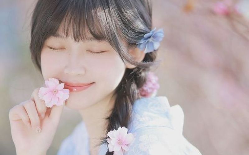 Dáng nhắm mắt dễ thương