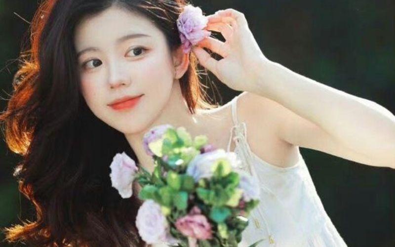 Tạo dáng cài hoa dễ thương