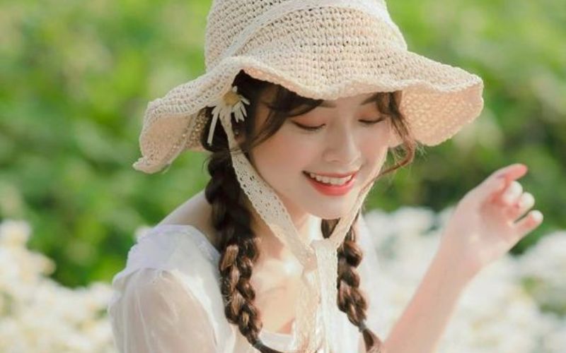 Tạo dáng khi đội mũ