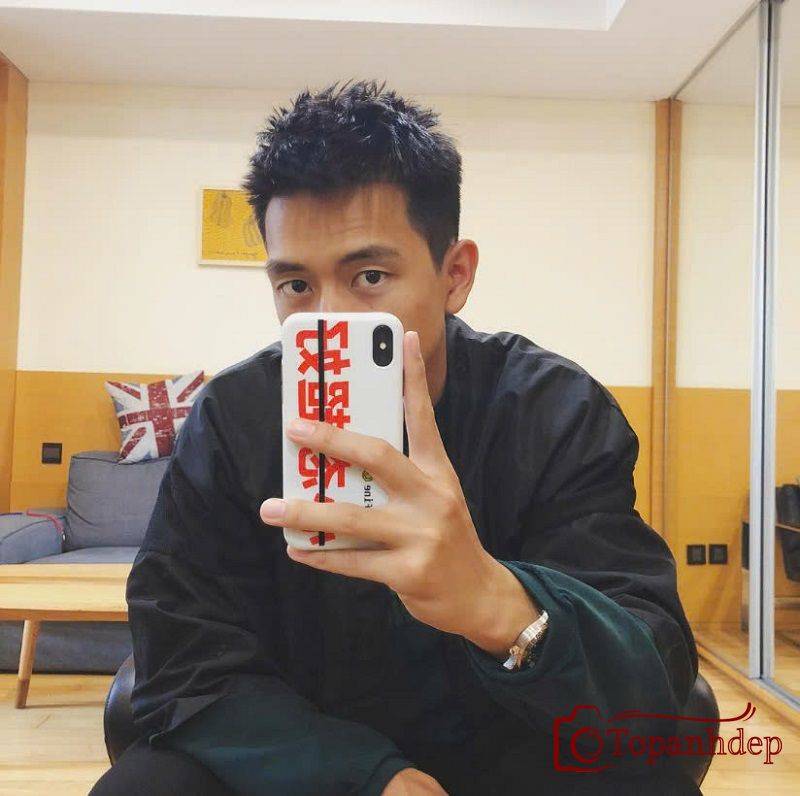 Trai đẹp selfie trước gương