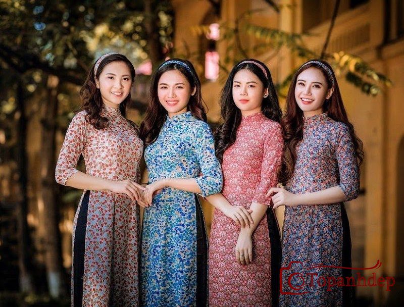 Ảnh 4 người bạn thân ôm eo tạo cảm giác thân thiết.