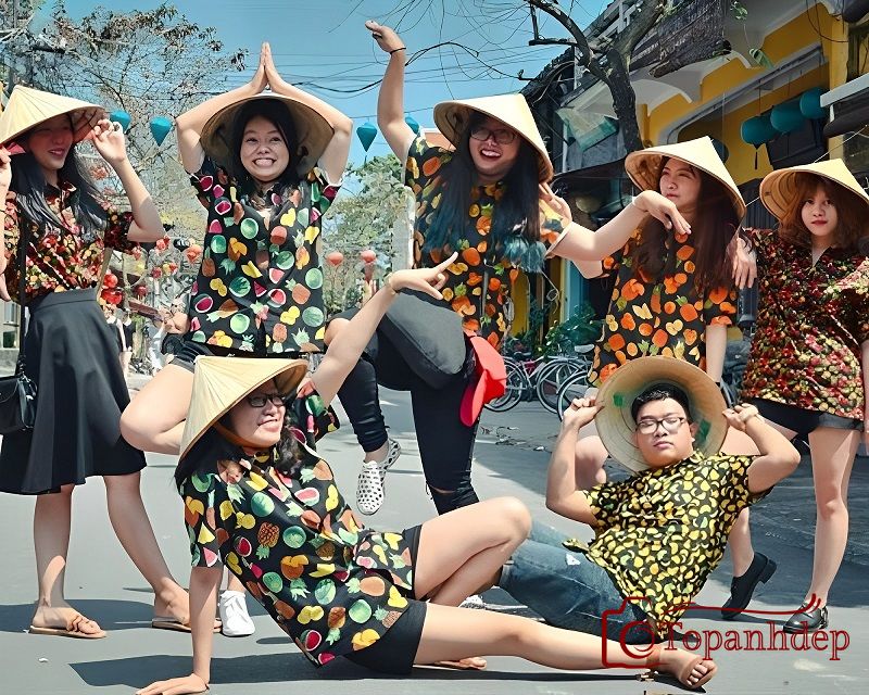 Chụp ảnh nhóm trang phục nổi bật biểu cảm hài hước, ngộ nghĩnh