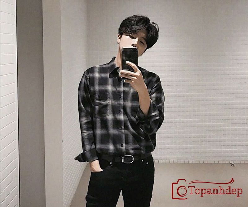 Chụp ảnh đứng từ xa gương và che mặt