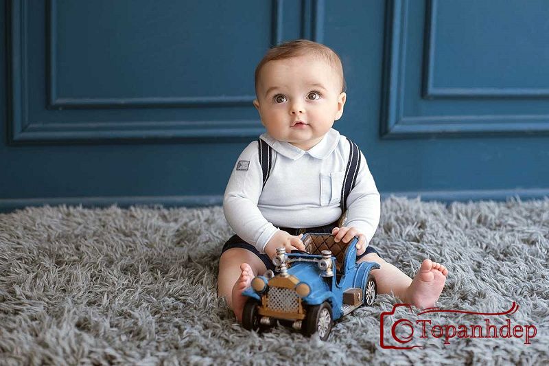 Bé chụp ảnh phong cách cùng đồ chơi