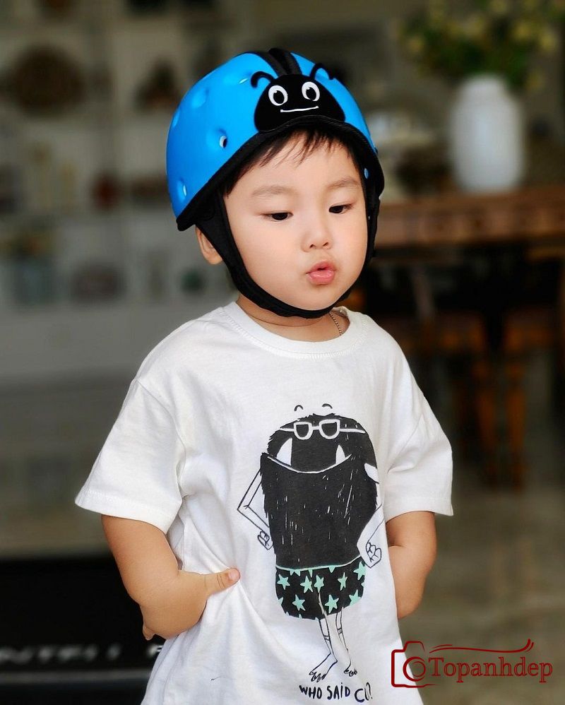 Bé trai dễ thương chụp ảnh