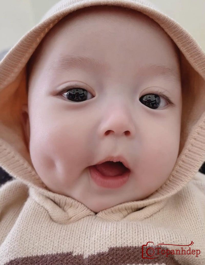 Bé trai có đồng tiền dễ thương