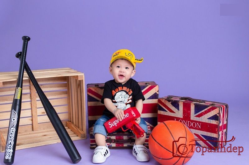 Bé trai dễ thương chụp ảnh cùng phụ kiện