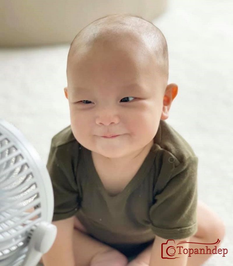 Ảnh em bé trai lém lỉnh