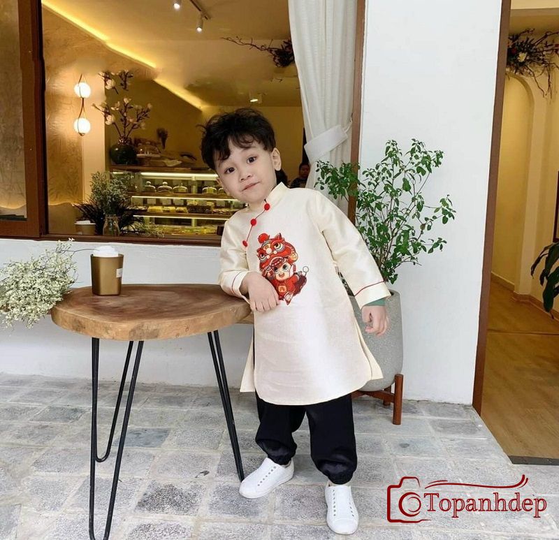 em bé bận áo dài đón tết