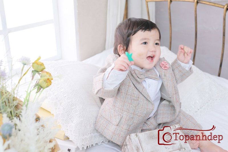 Hình bé trai mặc vest dễ thương