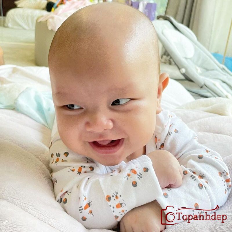 Ảnh bé trai vui vẻ tinh nghịch