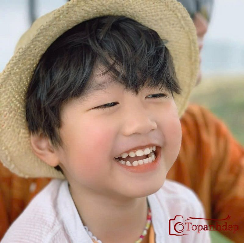 Hình ảnh bé trai tươi cười rạng rỡ